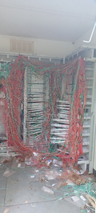 Vue de l'intérieur du point de mutualisation fibre de l'avenue Pershing à Versailles (juillet 2025)