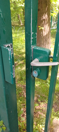 Vue de la porte d'accès au point de mutualisation fibre de l'avenue Pershing à Versailles (juillet 2025)