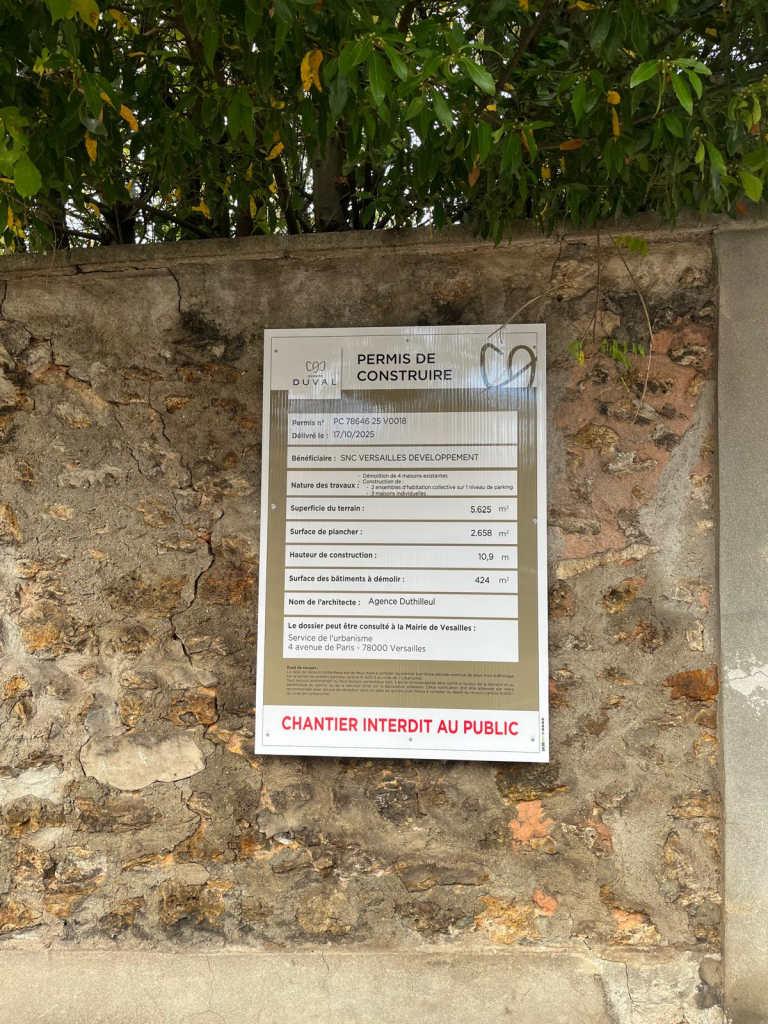 Annonce légale relative au perrmis de construire, présente sur site depuis le 18 octobre 2025