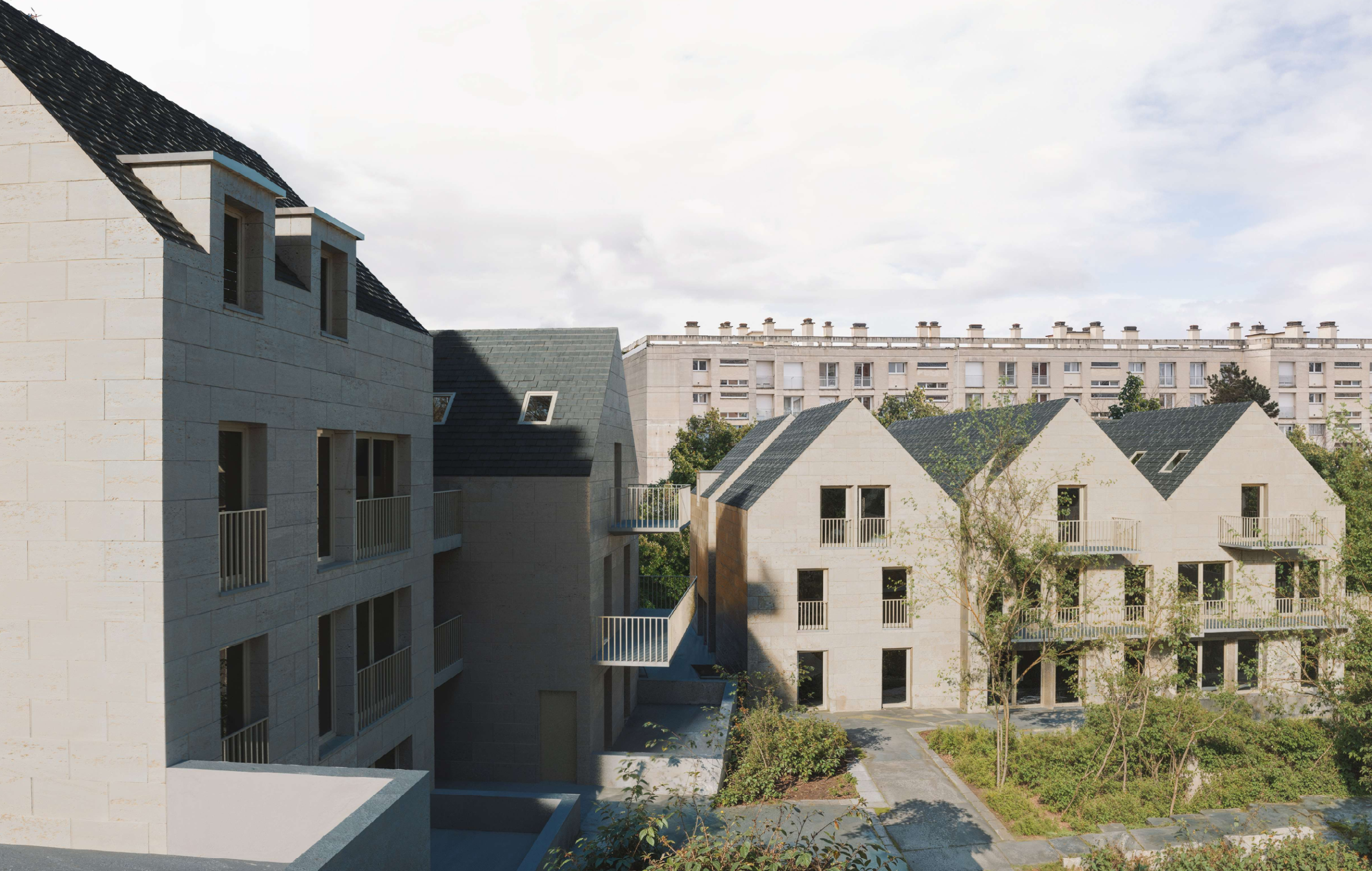 Vue artistique du projet fournie par le Groupe Duval dans le dossier de demande de permis de construire. Vue publiée avec le permis de construire. Vue depuis le premier tiers du terrain en partant de la rue de la Ceinture et en montant vers le nord. L'observateur regarde vers le sud-ouest.