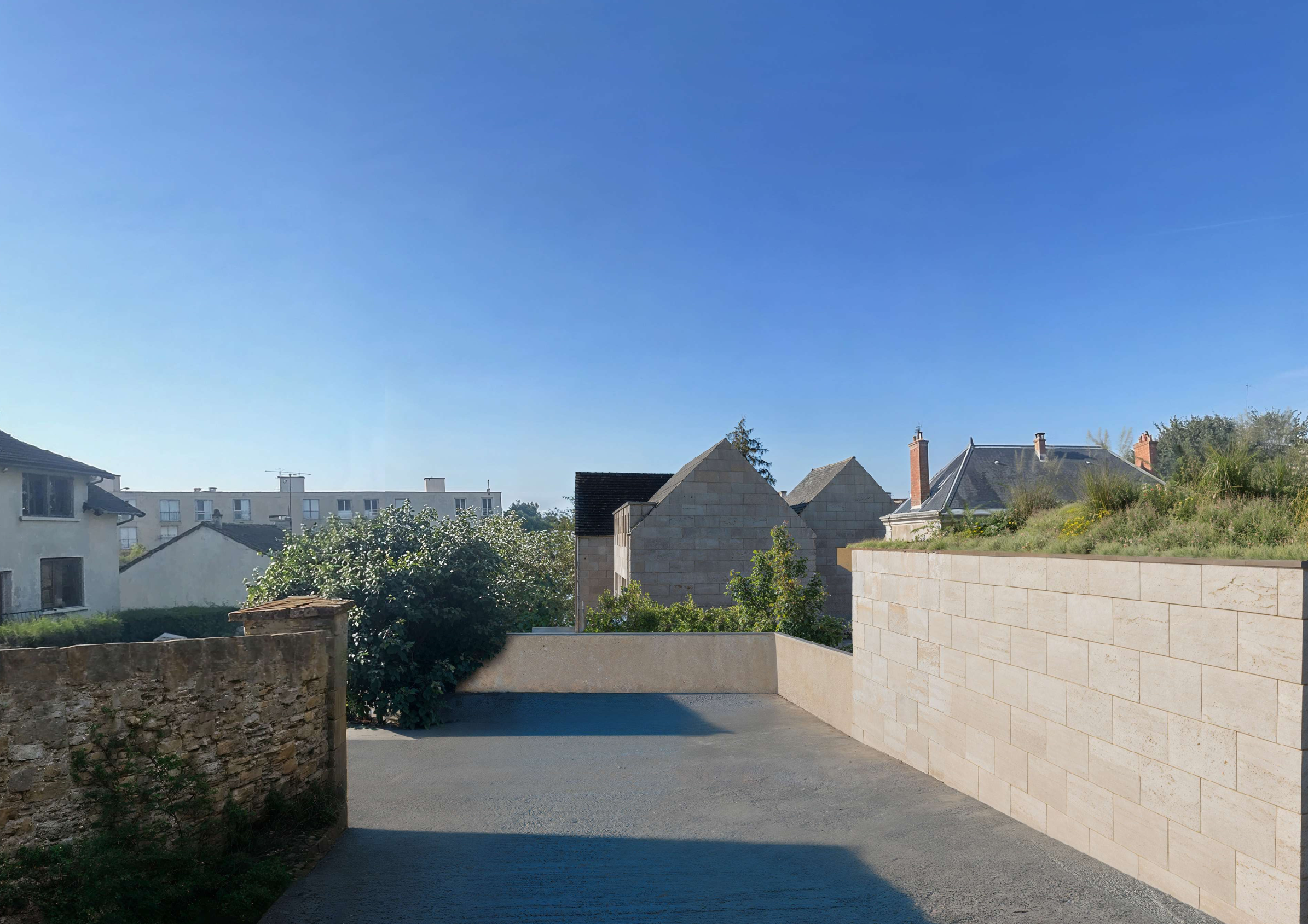 Vue artistique du projet fournie par le Groupe Duval dans le dossier de demande de permis de construire. Vue publiée avec le permis de construire. Vue depuis le deuxième tiers du terrain en partant de la rue de la Ceinture et en montant vers le nord. L'observateur regarde vers le sud.