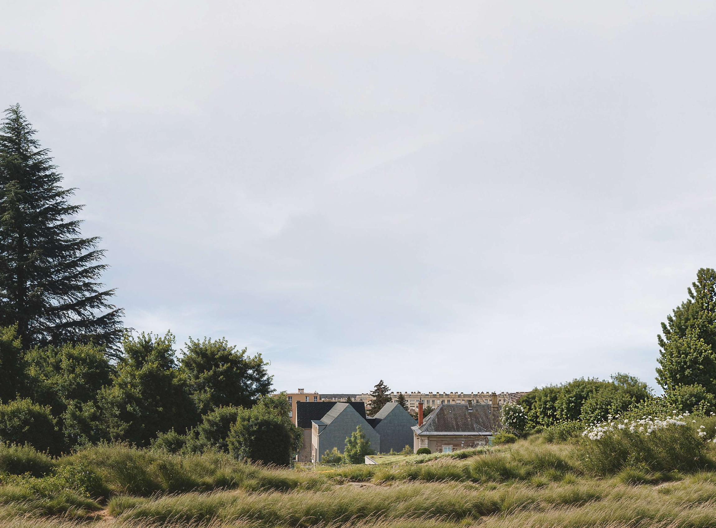 Vue artistique du projet fournie par le Groupe Duval dans le dossier de demande de permis de construire. Vue publiée avec le permis de construire. Vue depuis le point le plus haut du terrain, au nord. L'observateur regarde vers le sud.